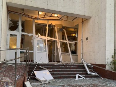Киев снова атаковали российские Shahed, обломки БПЛА повредили дорожное покрытие и электропровода. Фото