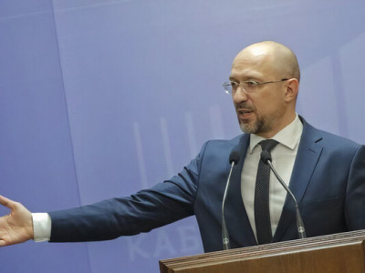 Шмыгаль анонсировал выплату 6,5 тыс. грн денежной помощи на детей зимой