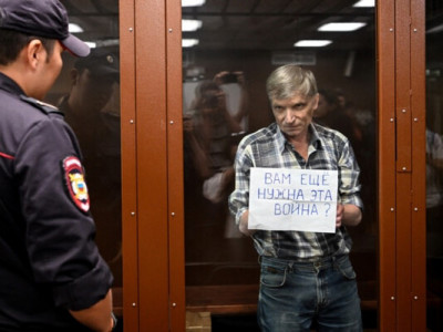«Хватит убивать» – осужденный в РФ депутат Горинов устроил антивоенную акцию на суде