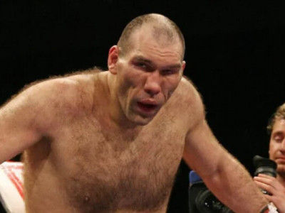 валуев признался, что считает Усика фаворитом реванша с Фьюри