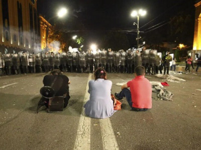 33 пострадавших доставили в больницы по «скорой» с протестной акции в Тбилиси