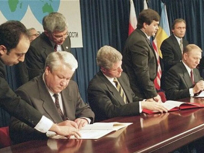 Украина официально исключает все альтернативы вступления в НАТО: заявление МИД