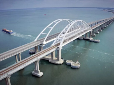 Оккупанты перекрыли Крымский мост, в Керчи прогремели взрывы