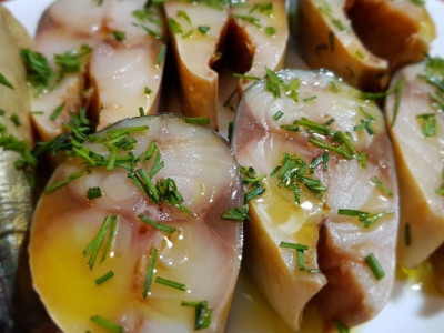 Такой вкусной и ароматной скумбрии вы точно еще не ели: оригинальный рецепт засолки