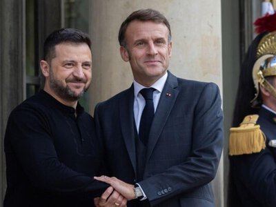 Общаемся раз в день. Во время разговора с журналистами Зеленскому позвонил по телефону Макрон. Видео