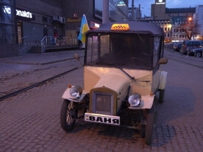 В центре Днепра ездит 128-летнее ретро-такси из Америки