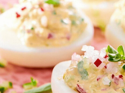 Что приготовить из крашенок: вот простейший рецепт фаршированных яиц