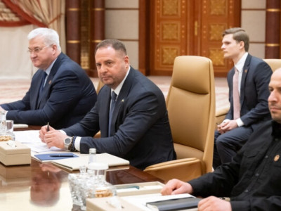 Ермак заявил, что с Сибигой и Умеровым прилетел в Париж на встречи с представителями США и ЕС