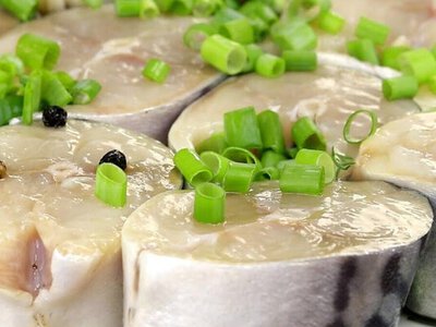 Минимум усилий и ингредиентов: как самостоятельно засолить вкуснейшую скумбрию
