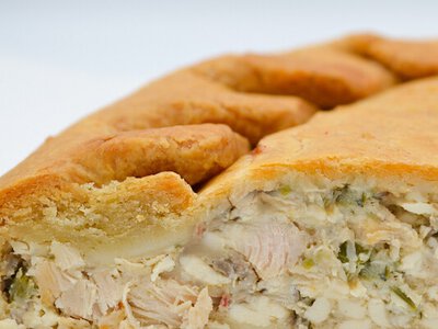 Домашний пирог, который вкуснее пиццы: простой рецепт с сытной начинкой