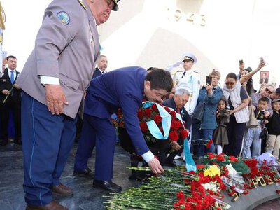 Аким Мангистауской области принял участие в церемонии возложения цветов к монументу «Вечный огонь»