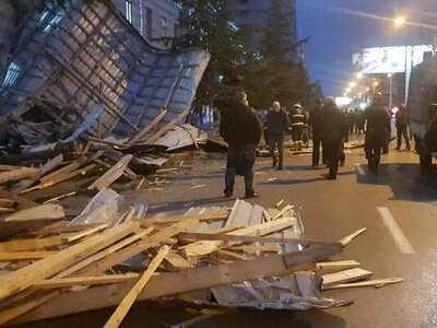 В Батуми из-за сильного ветра пострадали два человека