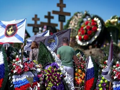 Крымчанин сломал флаги на могилах военных РФ, погибших на войне против Украины – ASTRA