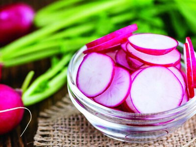 Такого вы еще не ели: салат с запеченной редиской и картофелем