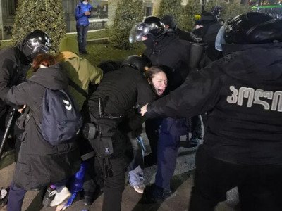 Amnesty обвиняет грузинскую полицию в систематическом насилии над женщинами на протестах