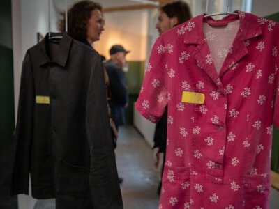 Письма и желтые бирки. В Музее свободной Беларуси открылась выставка с вещами политзаключенных