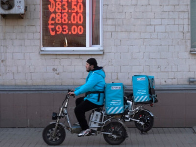 В Петербурге мигрантам запретят работать в такси и доставке. Экономист: это повысит цены и повлияет на экономику