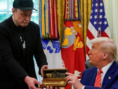 Покинувший пост в DOGE Маск получил от Трампа символический ключ от Белого дома