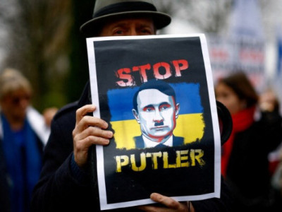 Cравнивающие Путина с Гитлером изображения и надписи «Путлер капут» запретили в России
