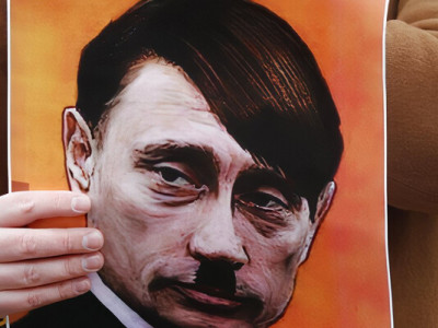 Путлер капут. В РФ запретили мемы с Путиным, где его сравнивают с Гитлером