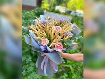 Изготовленный в Днепре букет из куриных лапок удивил соцсети