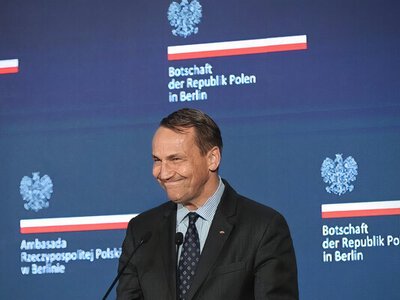 Глава МИД Польши потроллил Маска, который публично ссорится с Трампом