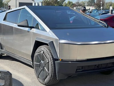 Tesla потеряла половину покупателей Cybertruck за один квартал