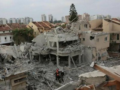 Иран нанес удар баллистическими ракетами по Израилю: есть разрушения и много пострадавших