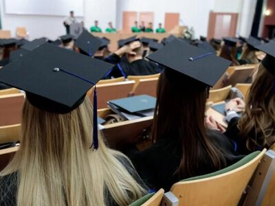 Из-за войны и поиска перспектив: девушки-выпускницы массово покидают Украину для обучения за границей