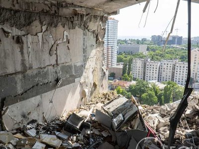 Обрушились фасады, выгорели квартиры — фоторепортаж с мест ночного удара по Одессе