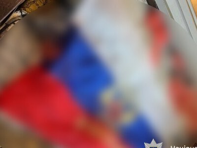 Мужчина демонстрировал флаг РФ во время похорон украинского военного: нарушитель задержан