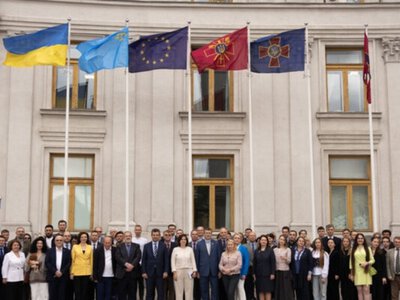 В Киеве перед зданием МИД Украины на флагштоке был поднят крымскотатарский флаг