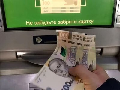 Что нельзя делать, когда снимаете деньги в банкомате – останетесь без карты