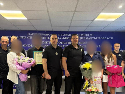 «Легкие деньги» не соблазнили: в Одесской области полицейские наградили смелых подростков