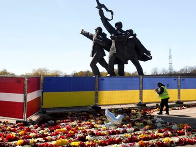 «Не интересоваться, не высказываться». Как меняется отношение русскоязычных Латвии к войне в Украине