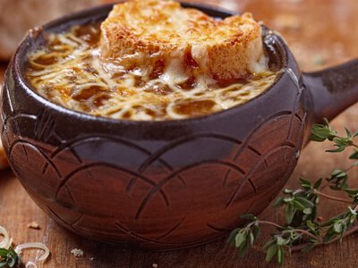 Вкуснейший лук, хрустящая корочка и магия вкуса: суп с запеченным луком по французски