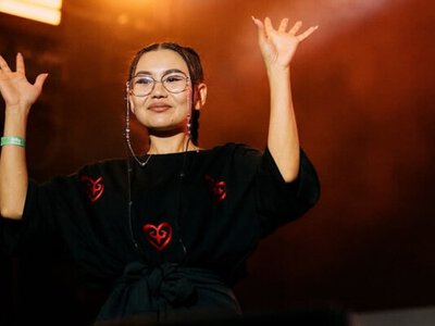 Казахстанка переводит песни для глухих