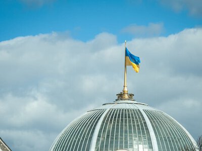 Передовая медицина получит прибавку: +50% к окладу для фельдшеров и акушеров с 2026 года