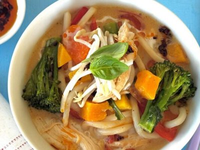 15-минутный сливочный кокосовый куриный суп с лапшой