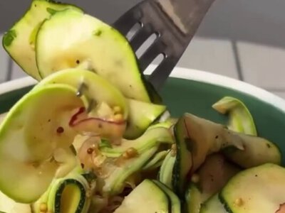 Невероятно вкусные маринованные кабачки в пакете: готовим летнюю закуску за считанные минуты