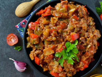 Летняя классика: икра по-одесски с печёными баклажанами