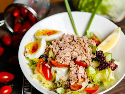 Салат с тунцом, яйцом и кукурузой: быстро, вкусно и красиво