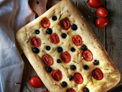 Итальянская магия: фокачча с картофелем и колбасками на вашей кухне