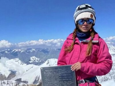 Операция по спасению российской альпинистки, застрявшей на пике Победы, приостановлена