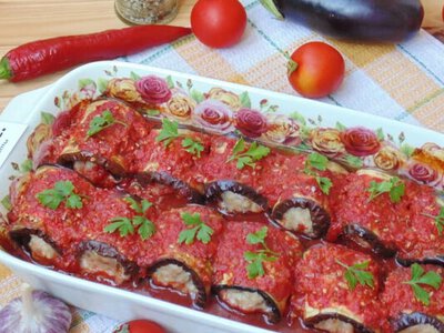 Нежные баклажанные рулетики с мясной начинкой и томатным соусом — идеальное блюдо на любой стол