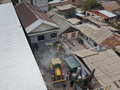 В Алматы сносят незаконный банный комплекс