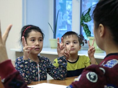 «Моей дочери десять. Какой закон она нарушила?» Кампания против мигрантов в России затронула тысячи детей