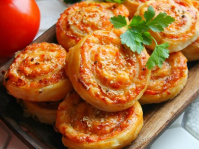 Рулет, который покоряет всех: слоёное тесто, колбаса и сыр