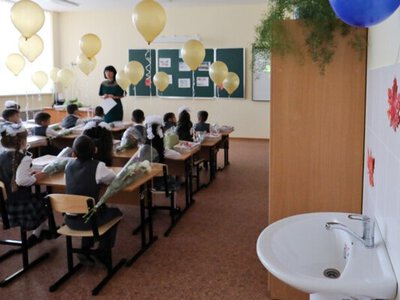 В школах Крыма проверяют телефоны учеников на наличие «опасных» приложений – «Желтая лента»