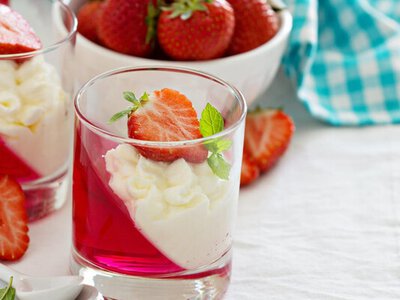 Сырный десерт с клубникой без выпечки: просто, красиво, вкусно